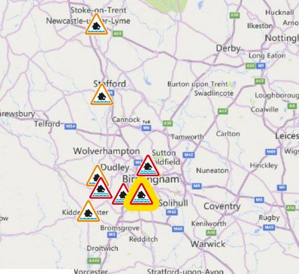 It's wet across the #Midlands today.
Please check your #flood risk at the link below. 
https://t.co/sWDJjMzA35
And watch out for surface water on the roads. https://t.co/tHO00d1sz3