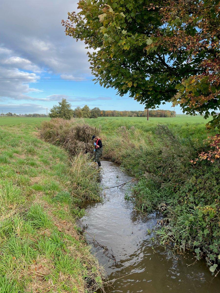 Officers have been out collecting invertebrate samples from the River Waring.
We use these samples to assess the impact of drought on the river ecology.
Read more about the drought situation  here: https://t.co/gtJY2ztyqI #Drought #Lincolnshire https://t.co/I5zmwltOYZ