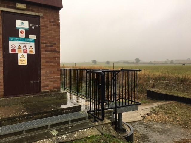 We recently headed out to the East Glen River at Manthorpe in Lincolnshire. 
It’s important for our community information officers to get out and about during drought. 
They record information about river levels and find out more about the environmental conditions.
#drought https://t.co/RKLz7idezY