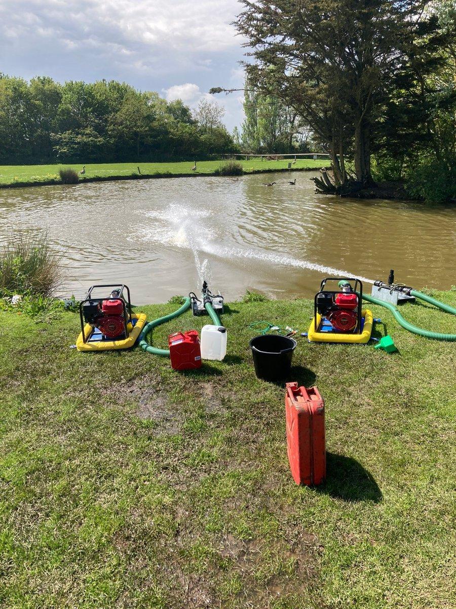 Fish need high levels of dissolved oxygen to survive however these levels can crash during thunderstorms.
This is what happened to a fishery in Lincolnshire recently, levels had dropped to 15% so our officers needed to act fast to improve this. 
(1/2) #Fish #Lincolnshire 