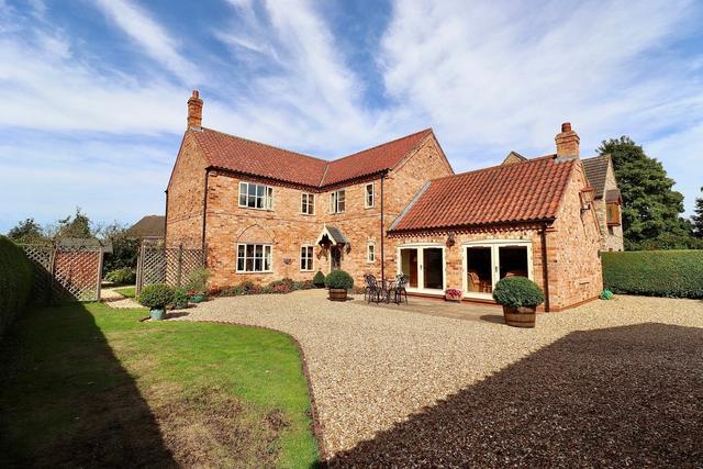4 bedroom Detached House